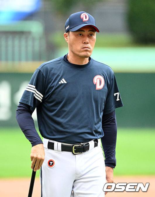 [OSEN=이대선 기자] 2025 신한은행 SOL Bank KBO리그 SSG 랜더스와 두산 베어스의 팀 간 8차전이 우천으로 인해 취소됐다.KBO는 17일 인천 SSG랜더스필드에서 열릴 예정이던 경기를 비와 그라운드 사정으로 인해 취소한다고 공식 발표했다. 전국적으로 새벽부터 비가 이어졌지만, 인천은 오후까지 비가 내리지 않아 경기가 진행될 가능성도 있었던 상황이었다.이에 구장관리팀은 방수포 없이 마운드 정비에 집중하며 경기 준비를 이어갔다. 그러나 마운드 정비 중 갑작스럽게 빗줄기가 거세졌고, 김시진 감독관과 심판진은 결국 방수포 설치를 지시하며 정비를 중단했다.이후에도 비는 그치지 않았고, 김 감독관은 오후 5시 26분경 최종적으로 경기 취소 결정을 내렸다.한편, SSG와 두산은 선발투수 교체 없이 18일 경기에서 각각 윌머 화이트와 브랜든 어빈을 예고했다.두산 조성환 감독대행이 훈련 중인 선수들을 바라보고 있다. 2025.07.17 /sunday@osen.co.kr