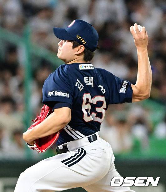 [OSEN=인천, 김성락 기자] 20일 인천 SSG랜더스필드에서 ‘2025 신한 SOL Bank KBO리그’ SSG 랜더스와 두산 베어스의 경기가 열렸다.SSG는 김광현, 두산은 곽빈을 선발로 내세웠다.8회말 두산 김택연이 마운드에 올라 힘차게 공을 뿌리고 있다.  2025.07.20 / ksl0919@osen.co.kr