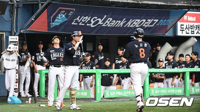 [OSEN=잠실, 조은정 기자]22일 오후 서울 잠실야구장에서 2025 신한 SOL Bank KBO리그 두산 베어스와 한화 이글스의 경기가 열렸다.이날 두산은 잭로그, 한화는 문동주를 선발로 내세웠다.2회초 한화 선두타자 노시환이 선제 솔로 홈런을 날린 뒤 환영을 받고 있다. 2025.07.22 /cej@osen.co.kr