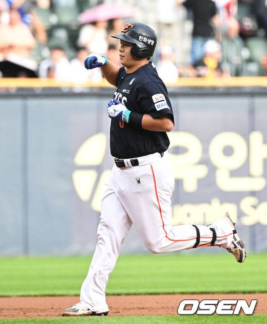 [OSEN=잠실, 조은정 기자]22일 오후 서울 잠실야구장에서 2025 신한 SOL Bank KBO리그 두산 베어스와 한화 이글스의 경기가 열렸다.이날 두산은 잭로그, 한화는 문동주를 선발로 내세웠다.2회초 한화 선두타자 노시환이 선제 솔로 홈런을 날린 뒤 베이스를 돌고 있다. 2025.07.22 /cej@osen.co.kr