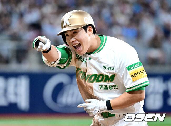 [OSEN=고척, 최규한 기자] 22일 오후 서울 고척스카이돔에서 ‘2025 신한 SOL Bank KBO리그’ 키움 히어로즈와 롯데 자이언츠의 경기가 열렸다.홈팀 키움은 라클란 웰스, 방문팀 롯데는 나균안을 선발로 내세웠다.7회말 무사 1, 3루 상황 키움 이주형이 다시 앞서가는 1타점 적시타를 날리고 1루에 안착해 기뻐하고 있다. 2025.07.22 / dreamer@osen.co.kr