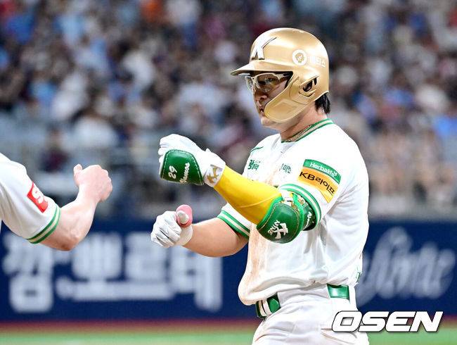 [OSEN=고척, 최규한 기자] 22일 오후 서울 고척스카이돔에서 ‘2025 신한 SOL Bank KBO리그’ 키움 히어로즈와 롯데 자이언츠의 경기가 열렸다.홈팀 키움은 라클란 웰스, 방문팀 롯데는 나균안을 선발로 내세웠다.2회말 2사 만루 상황 키움 임지열이 달아나는 2타점 적시타를 날리고 2루에 안착해 기뻐하고 있다. 2025.07.22 / dreamer@osen.co.kr