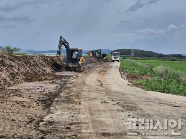 ▲영암천 제방 긴급 복구를 하고 있다.ⓒ영암군