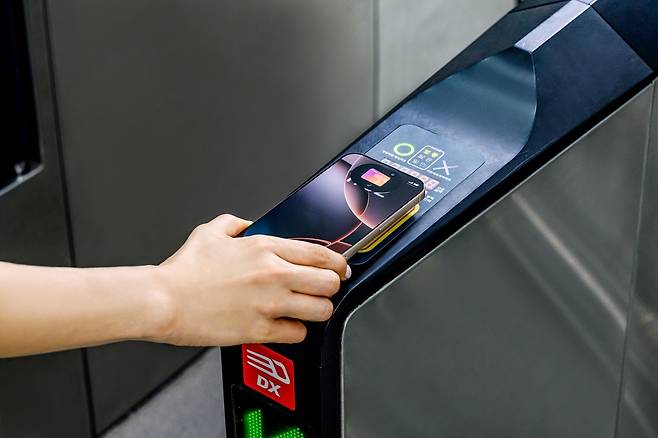 애플은 22일부터 T머니와 연동한 선불 교통카드 기능을 지원한다고 이날 밝혔다. 애플 제공