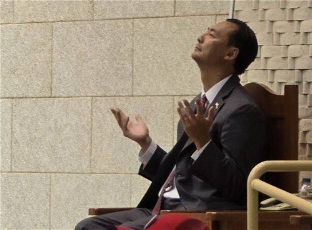 모스 탄(한국명 단현명) 미국 리버티대 교수가 지난 17일&nbsp;서울 은평구 은평제일교회에서 기도를 하고 있다. 탄 교수는 이날 한국사 강사 전한길씨와 간담회를 열었다. 연합뉴스&nbsp;