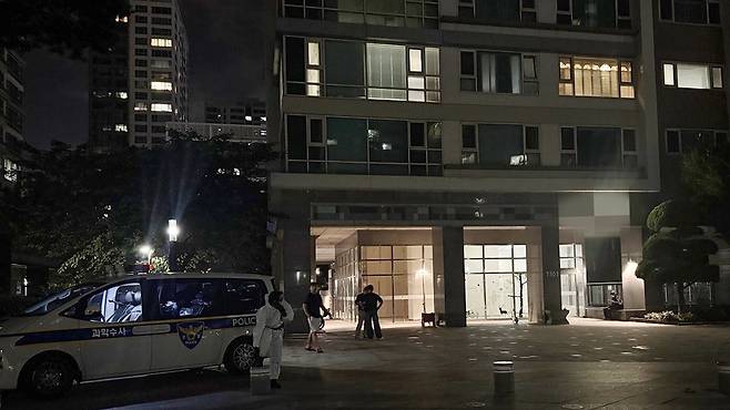 21일 총기사고가 발생한 인천 송도국제도시 아파트 단지에 경찰 수사관들이 출동해 수습작업을 하고다.뉴스1