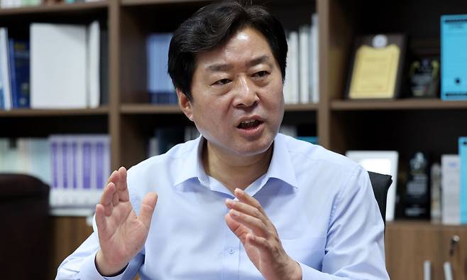 더불어민주당 황명선 의원이 22일 서울 여의도 국회에서 진행된 인터뷰에서 이재명정부 성공을 위한 당 과제와 자신의 역할을 밝히고 있다. 허정호 선임기자