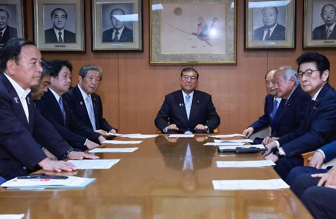 이시바 시게루(가운데) 일본 총리가 21일 도쿄 자민당 당사에서 임시 간부 회의를 갖고 있다. 이시바 총리 왼쪽은 자민당 2인자인 모리야마 히로시 간사장, 오른쪽은 스가 요시히데 전 총리. 이시바 총리는 참의원 선거 참패에도 불구하고 이날 회의 뒤 기자회견에서 총리직을 유지하겠다는 입장을 밝혔다. 도쿄 지지·AFP 연합뉴스