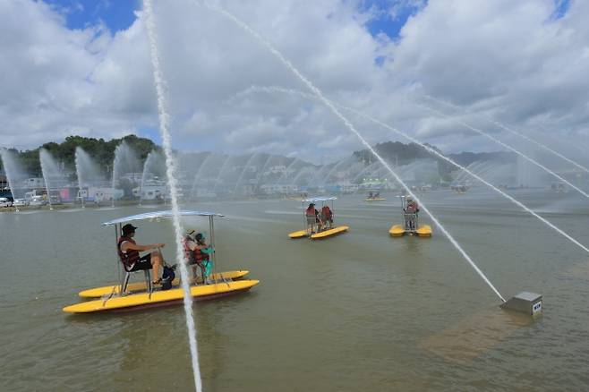 정남진 장흥물축제의 수상자전거.