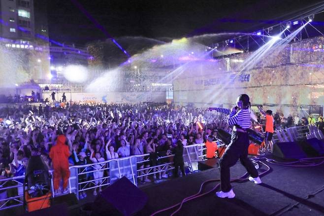 밤엔 다양한 공연이 펼쳐진다.