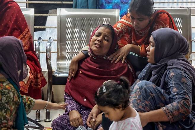 21일(현지시간) 방글라데시 다카의 마일스톤 스쿨 앤드 칼리지 캠퍼스에 공군 훈련기가 추락한 사고가 발생한 가운데 이 사고로 부상을 입은 학생의 어머니가 병원에서 울고 있다. 2025.7.21 AFP 연합뉴스