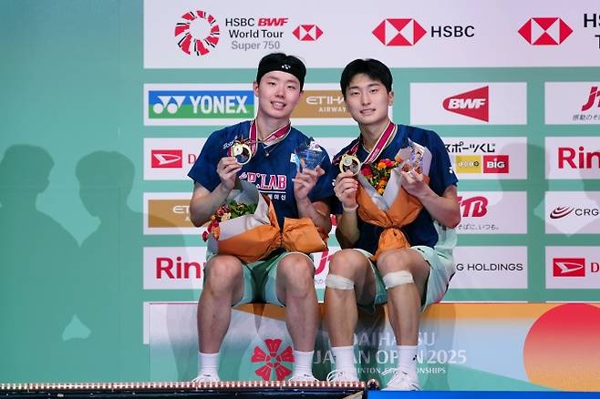 김원호-서승재, 일본오픈 남자 복식 정상 ‘시즌 5승’ - 김원호(오른쪽)와 서승재가 20일 일본 도쿄 메트로폴리탄 체육관에서 열린 2025 세계배드민턴연맹(BWF) 월드 투어 슈퍼 750 일본오픈 남자 복식 정상에 올라 시상대에서 기념 촬영하고 있다. 김원호-서승재 조(3위)는 결승에서 고제페이-누르이주딘 조(1위·말레이시아)를 2-0(21-16 21-17)으로 꺾고 우승하며 시즌 5승을 기록했다. 2025.07.21. 도쿄 신화 뉴시스