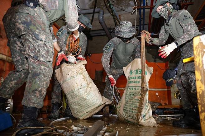 31사단 군 장병 수해 복구 활동 - 광주 31시단 군 장병들이 22일 북구 신안교 일대를 비롯해 운암2동·용전동·용강동·문화동, 서구 서창동·마륵동, 동구 학운동, 광산구 평동·신창동·임곡동·어룡동·하남동 등에서 수해 복구 활동을 펼치고 있다. 2025.7.22 광주시 제공