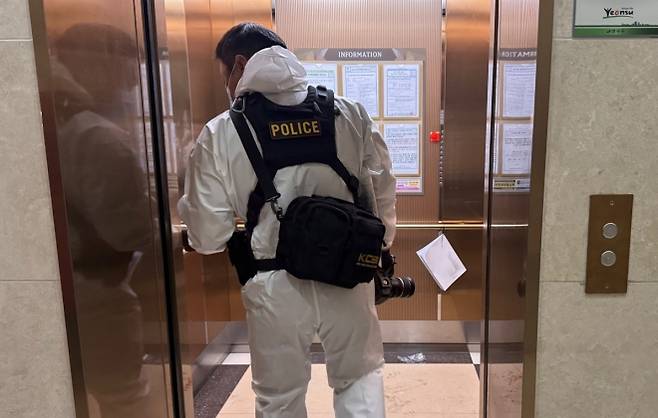 총기사고 아파트 들어서는 경찰 - 21일 총기 사고가 발생한 인천 연수구 한 아파트 단지에 경찰 수사관이 엘리베이터를 타고 들어가고 있다.  2025.7.21 뉴스1