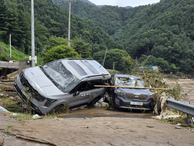 20일 새벽부터 집중호우가 내린 경기 가평군 대보리에서 차량들이 부서져 방치돼 있다. 연합뉴스
