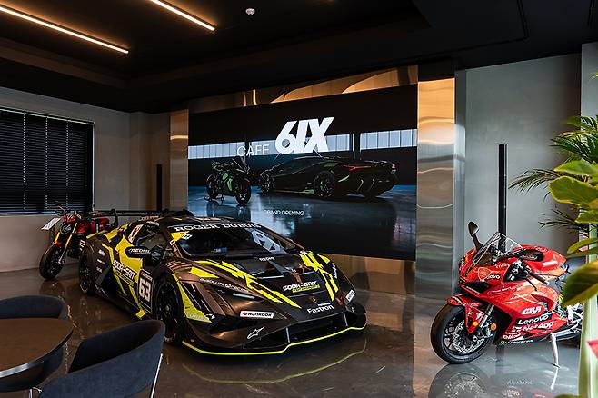 최근 개장을 한 카페 식스(Cafe 6IX)는 자동차와 모터사이클, 모터스포츠의 매력을 담았다. 사진: 그릿 모터테인먼트