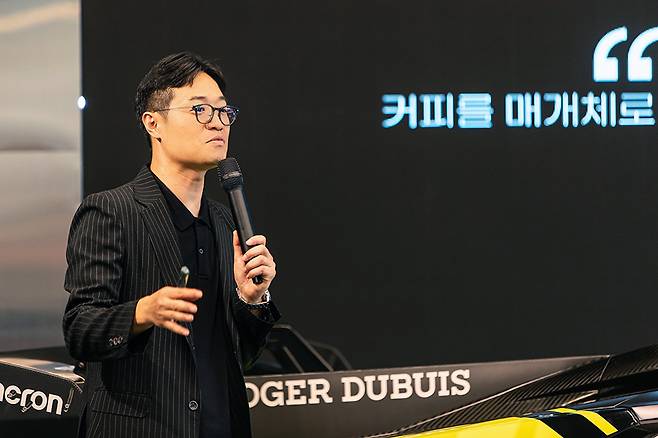 카페 식스(Cafe 6IX) 개점 현장에서의 이창우. 사진: 그릿 모터테인먼트