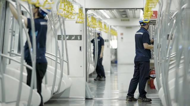 현대로템 관계자들이 철도차량을 점검하는 모습. 사진 제공=현대로템