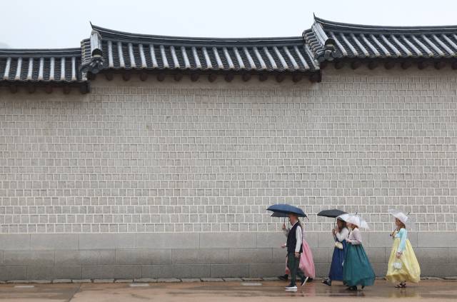서울 종로구 경복궁에서 외국인 관광객들이 이동하고 있다. 연합뉴스