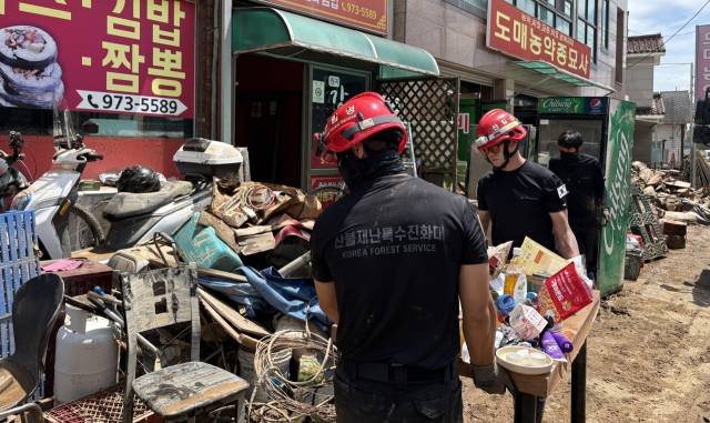 산림청 산불재난특수진화대원들이 20일 집중호우 피해를 본 경남 산청군 산청읍 상가에서 피해 복구 작업을 벌이고 있다. 연합뉴스