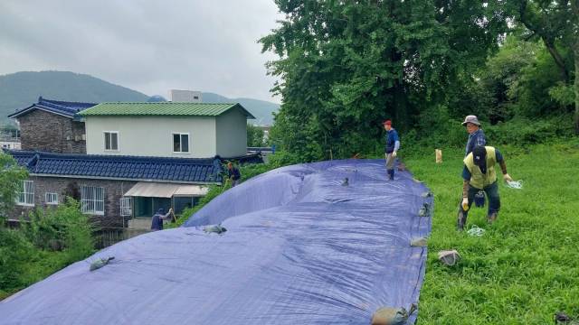 함안 말이산 고분군이 일부 무너져 보강 공사가 진행중이다. 사진 제공=국가유산청