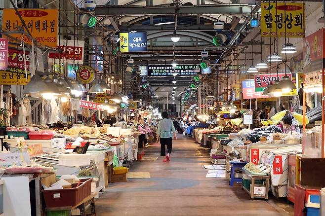 지난 9일 오전 광주 서구 양동전통시장이 텅 비어있다. ⓒ연합뉴스