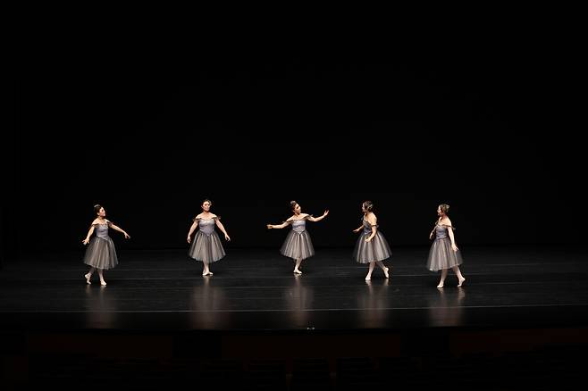  경주에술의전당 아카데미 '은빛 발레단의 공연 모습 ⓒ경주에술의 전당