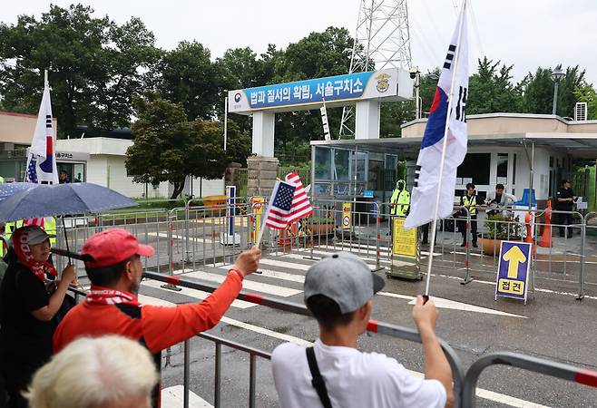 12·3 비상계엄 관련 내란·외환 사건을 수사하는 조은석 특별검사팀이 윤석열 전 대통령에 대해 3차 강제 구인에 나선 7월16일 윤석열 전 대통령 측이 구속의 위법·부당성을 주장하며 서울중앙지법에 구속적부심사를 청구했다. 이날 경기도 의왕시 서울구치소 앞에서 윤 전 대통령 지지자들이 구호를 외치고 있다. ⓒ 연합뉴스