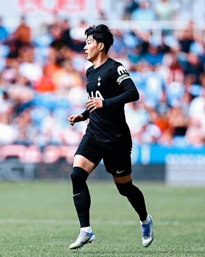 토트넘 ‘리빙 레전드’ 손흥민이 20일(한국시간) 셀렉트 카 리싱 스타디움에서 끝난 잉글랜드 3부 레딩과 프리시즌 첫 연습경기에 출전해 45분을 소화했으나 딱히 인상적인 플레이는 없었다. 이후 영국의 한 온라인 매체가 등 부상 가능성을 제기해 눈길을 끌고 있다. 사진출처｜토트넘 홋스퍼 페이스북