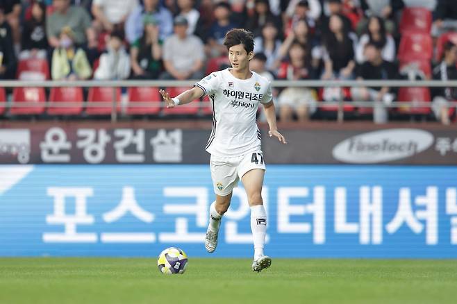 강원 신민하는 연령별대표팀과 소속팀에서 안정적인 수비력을 바탕으로 주목받고 있는 센터백 유망주다. 아직 국가대표팀 경력은 없지만, 홍명보 감독을 비롯한 대표팀 코칭스태프가 그를 눈여겨 보고 있다. 사진제공｜한국프로축구연맹