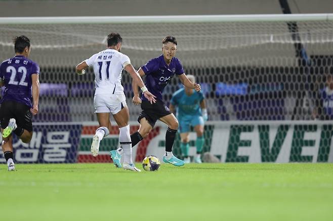 안양 수비수 권경원(가운데)이 22일 대구와 홈경기에서 상대 공격수 세징야를 수비하고 있다. 안양은 권경원의 안정적인 수비력에 힘입어 4-0 승리를 거뒀다. 사진제공｜한국프로축구연맹
