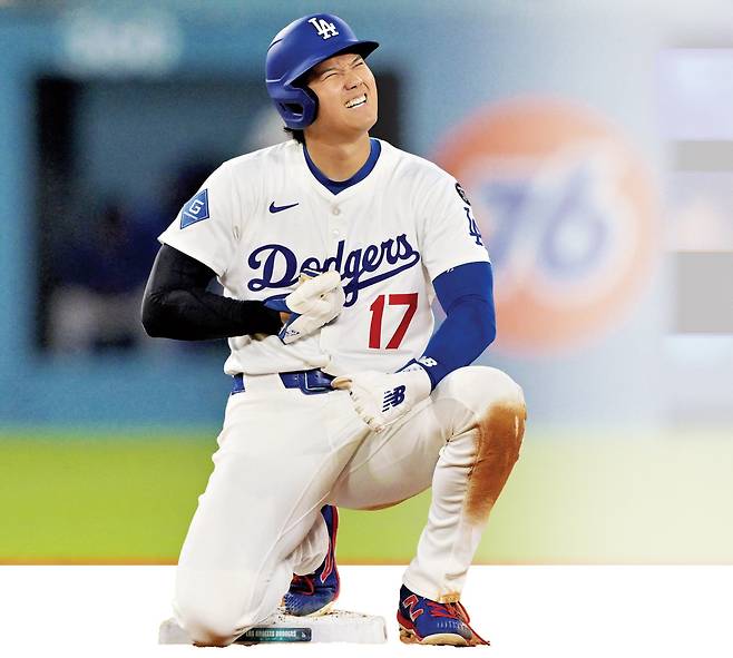 LA 다저스 오타니 쇼헤이가 지난 19일 밀워키전에서 도루 뒤 가슴을 잡고 찡그리고 있다. 로스앤젤레스 | AFP연합뉴스