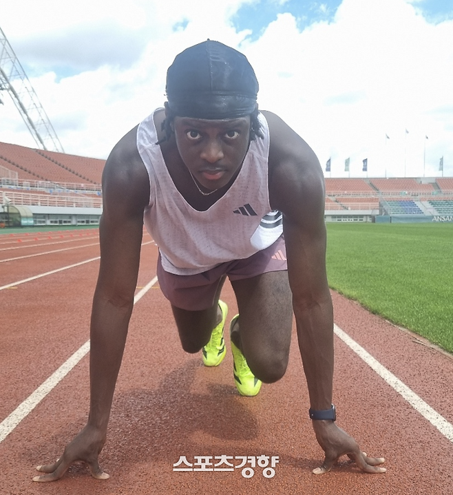 비웨사 다니엘 가사마가 지난 21일 안산와스타디움에서 스타트 자세를 취하고 있다. 김세훈 기자