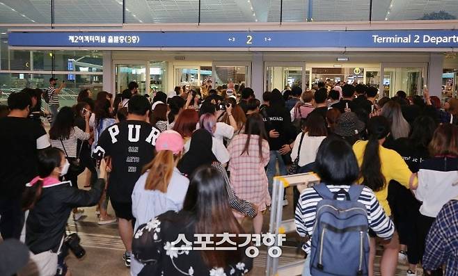 방탄소년단의 출국 모습을 보기 위해 몰려 든 팬들. 연합뉴스