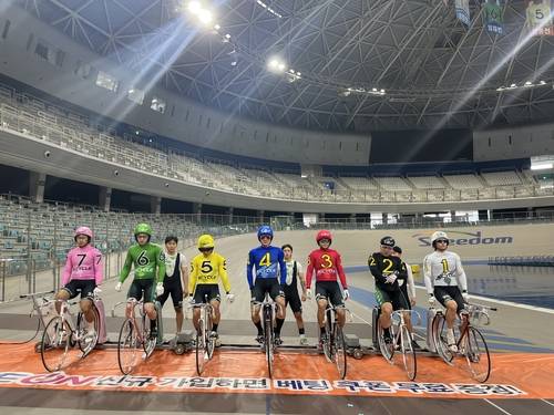 30기 경륜 후보생들이 광명스피돔에서 모의 경주를 하기 위해 출발대 위에 서 있다.