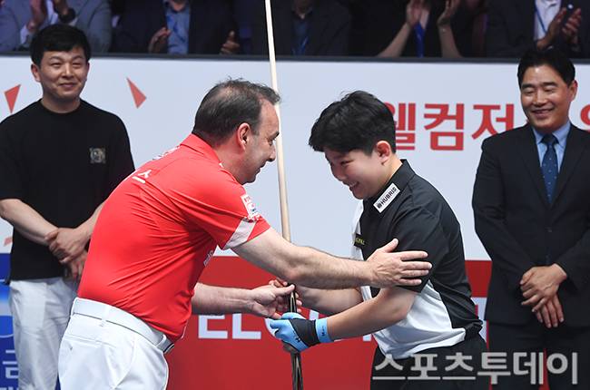 구성욱 군에게 당구채 선물하는 산체스