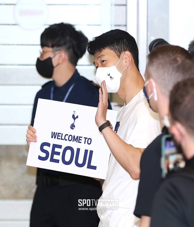 ▲ 이번 여름 손흥민을 향한 다양한 루머가 쏟아지고 있다. 손흥민이 토트넘에서 학수고대하던 우승 숙원을 푼 지금 계약이 1년밖에 남지 않다보니 이적설이 줄을 잇고 있다. 토트넘에서 모든 일을 해냈다는 손흥민을 향해 새로운 도전의 장을 마련해주려는 해외리그 팀들의 관심과 함께 두둑한 이적료를 손에 넣으려는 토트넘의 바람이 맞아떨어지는 모양새다.&nbsp;ⓒ 곽혜미 기자