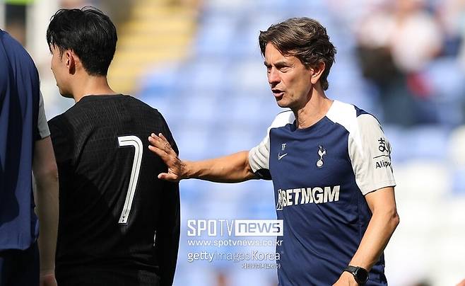 ▲ 토트넘이 한국을 찾는 시점이 무덥고 습한 한여름인데도 팬들은 무더운 날씨를 참아가며 손흥민과 토트넘을 향한 환호를 빼놓지 않았다. 토트넘 선수들도 여러 행사와 경기를 치르면서도 팬들에게 환한 미소와 손인사를 건네면서 환대에 답했다.