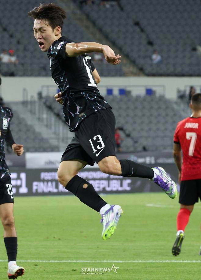 The 2025 East Asian Football Federation (EAFF) E-1 Football Championship (East Asian Cup) Korea-Hong Kong War was held at Mirstadium in Yongin, Gyeonggi-do. Kang Sang -yoon, the Republic of Korea, beats the first goal with a turning shot over Hong Kong's Sinichi Chan. /Photo = Kim Jin -kyung waiting