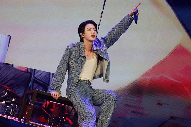 방탄소년단 진 'Echo', 2025년 상반기 미국서 가장 많이 팔린 韓 솔로 앨범 1위