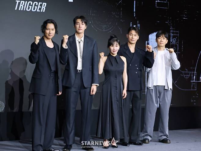 배우 김남길, 김영광, 길해연, 박훈, 권오승 감독이 22일 오전 서울 마포구 호텔 나루 서울 엠갤러리에서 진행된 넷플릭스 오리지널 영화 '트리거'(감독 권오승) 제작발표회에 참석해 포즈를 취하고 있다.  대한민국에서 출처를 알 수 없는 불법 총기가 배달되고 총기 사건이 끊임없이 발생하는 가운데 각자의 이유로 총을 든 두 남자의 이야기를 그린 총기 액션 재난 스릴러 '트리거'는 오는 25일 공개된다. /2025.07.22 /사진=이동훈 photoguy@