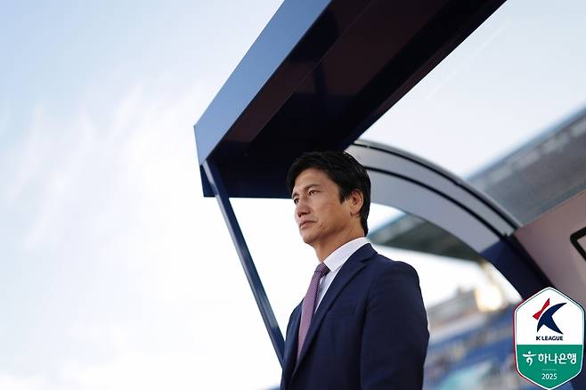 Jeong -Yong Jeong, Managing Director Kim Chun. /Photo = Korean Professional Football Federation Provided