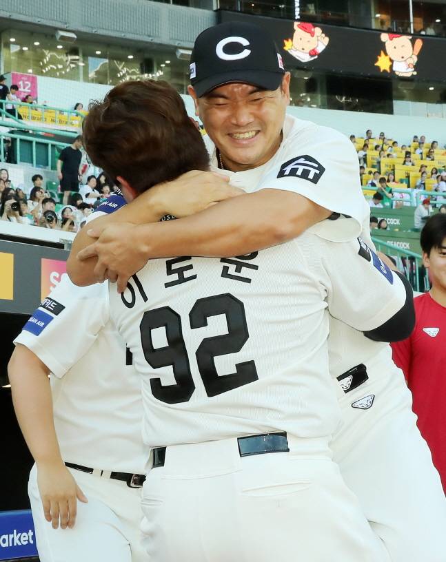 지난 20일 최고령 100홀드 기념 행사에 노경은(오른쪽)이 이로운의 격한 포옹을 받고 있다. /사진=SSG 랜더스 제공
