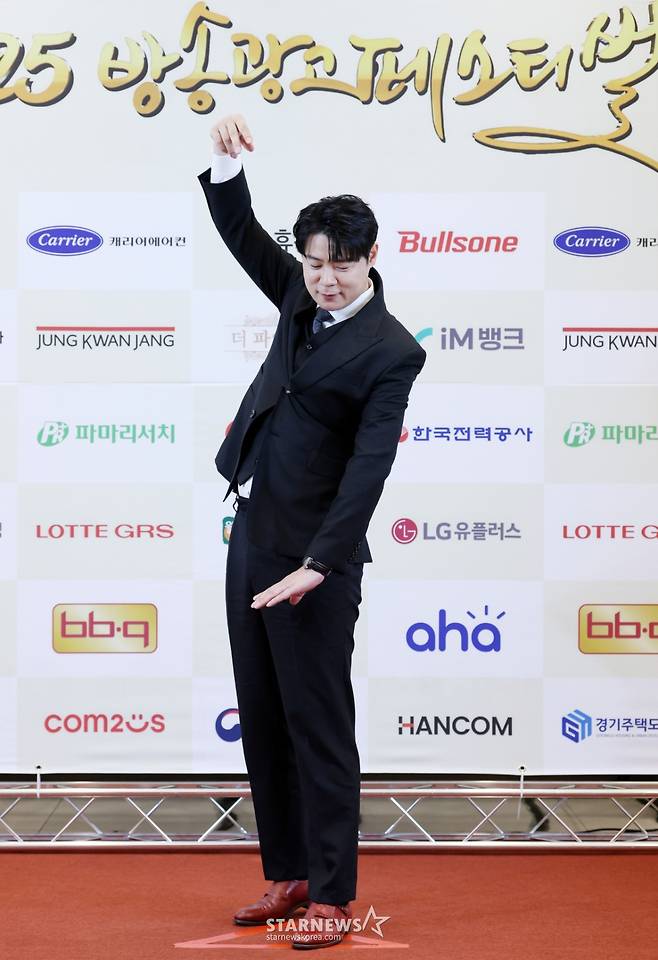 최현석 셰프가 22일 서울 영등포구 중소기업중앙회에서 열린 '2025 방송광고페스티벌' 시상식에 참석해 포즈를 취하고 있다.  올해로 17회째를 맞는 'MTN 방송광고 페스티벌'은 광고인과 시청자들을 위한 축제의 장을 마련하고, 혁신적 광고 메시지를 발굴해 광고 문화 발전에 기여한다는 취지로 지난 2009년부터 개최되고 있는 머니투데이방송(MTN)이 개최해온 특별한 시상식이다. /2025.07.22 /사진=김휘선 hwijpg@