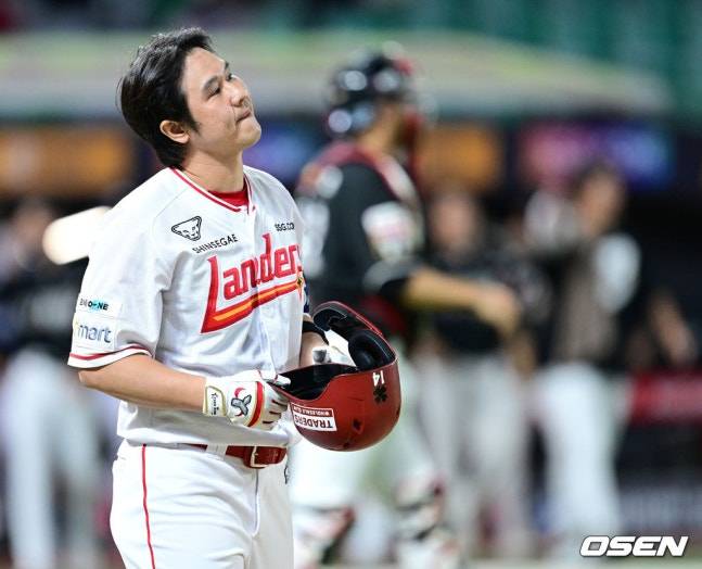 SSG 최정이 삼진으로 물러나며 아쉬워하고 있다.