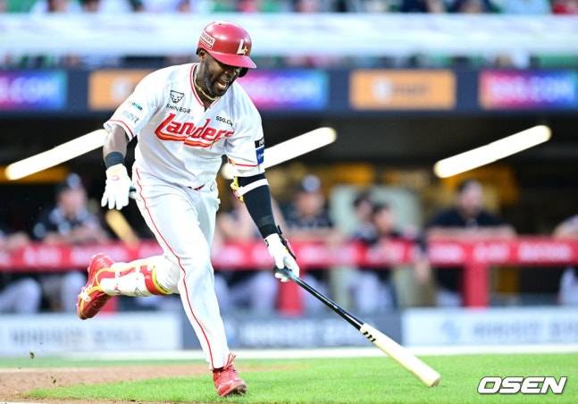 에레디아가 땅볼 타구에 아쉬움을 나타내고 있다.