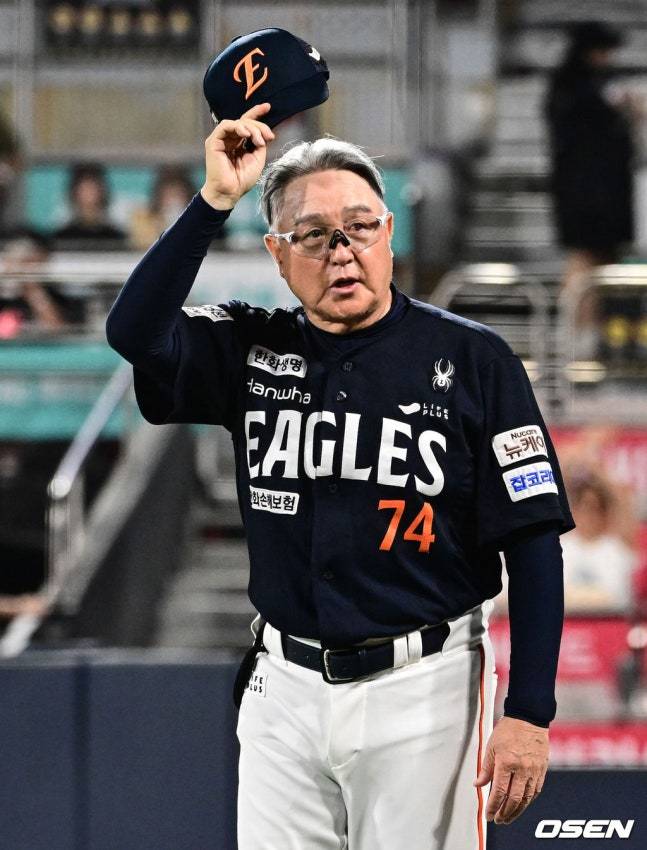 지난 20일 수원 KT전서 승리한 직후 팬들에게 인사하는 김경문 감독.