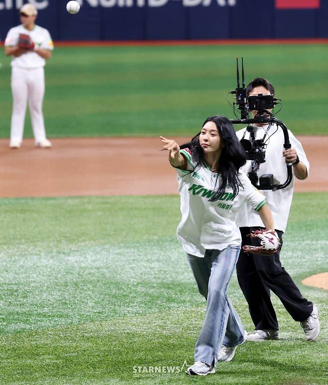 [한번에쓱]'키움전 승리기원' 시구하는 육상선수 김지은