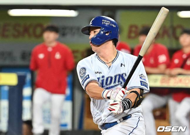 6회말 2타점 역전타를 날리고 있는 강민호.