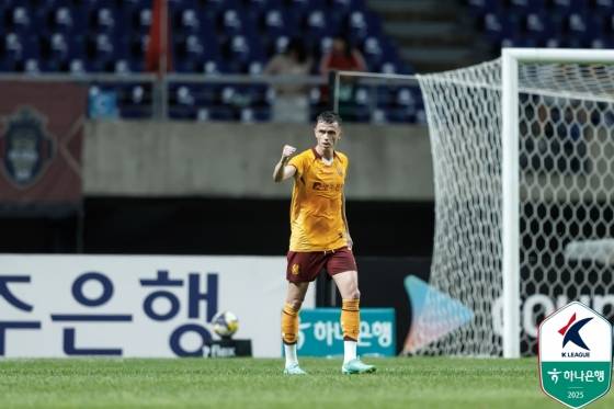 Asani is holding the first goal in the Gimcheon Sangmujeon, the 23rd round of Hana Bank, held at the Gwangju World Cup Stadium on the 22nd at 7:30 pm. /Photo = Korean Professional Football Federation Provided